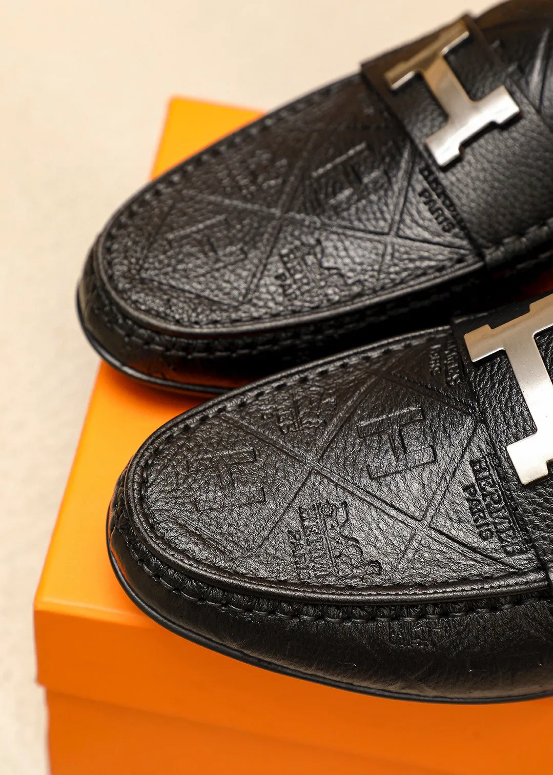 Men's shoes 💰380 💐 Product trademark: HERMES "Hermès" shoes. Regular size: 38-44 (45🉑️customized) Product materials: Selected imported first-layer cowhide embossed upper + classic hardware buckle, imported pig leather lining. Strong three-dimensional visual effect, rubber outsole Color: 1⃣️color optional